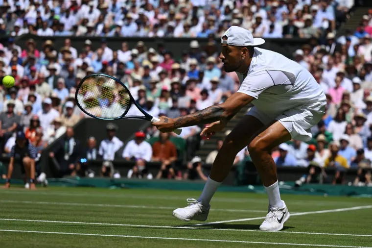 Nick Kyrgios poludio: Prvo poput manijaka urlao na suca, pa onda na oca; 'Osjetim do ovdje da je pijana, popila je valjda 700 pića'