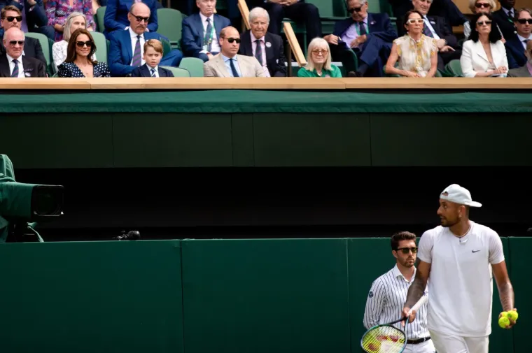 Nick Kyrgios poludio: Prvo poput manijaka urlao na suca, pa onda na oca; 'Osjetim do ovdje da je pijana, popila je valjda 700 pića'
