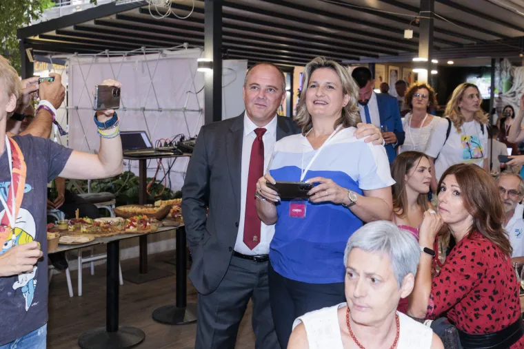 Pogledajte atmosferu u Puljkovom stožeru: Novi/stari gradonačelnik proslavio sa suprugom i kolegama
