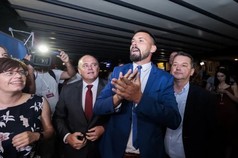 Pogledajte atmosferu u Puljkovom stožeru: Novi/stari gradonačelnik proslavio sa suprugom i kolegama