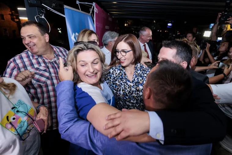 Pogledajte atmosferu u Puljkovom stožeru: Novi/stari gradonačelnik proslavio sa suprugom i kolegama