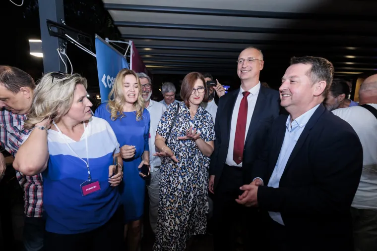 Pogledajte atmosferu u Puljkovom stožeru: Novi/stari gradonačelnik proslavio sa suprugom i kolegama