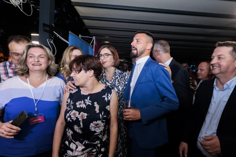Pogledajte atmosferu u Puljkovom stožeru: Novi/stari gradonačelnik proslavio sa suprugom i kolegama