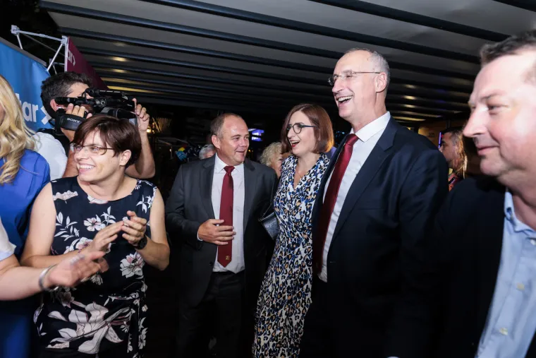 Pogledajte atmosferu u Puljkovom stožeru: Novi/stari gradonačelnik proslavio sa suprugom i kolegama