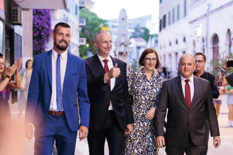 Pogledajte atmosferu u Puljkovom stožeru: Novi/stari gradonačelnik proslavio sa suprugom i kolegama