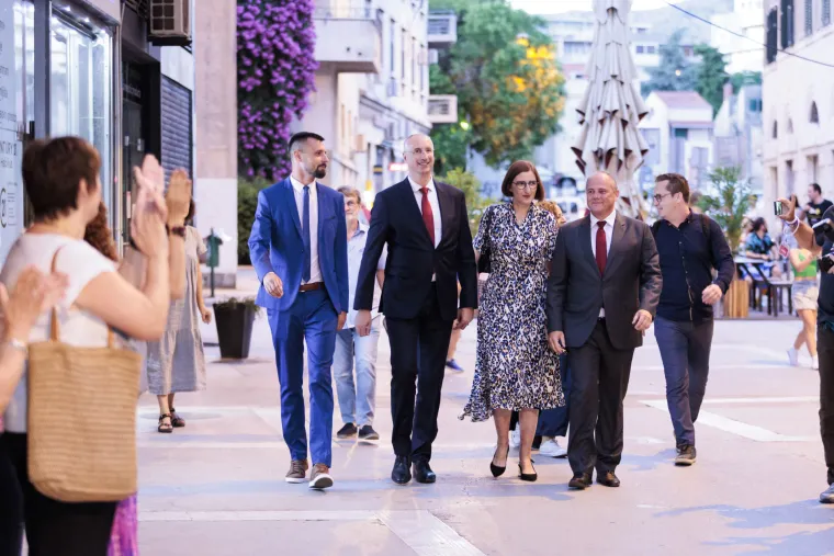 Pogledajte atmosferu u Puljkovom stožeru: Novi/stari gradonačelnik proslavio sa suprugom i kolegama