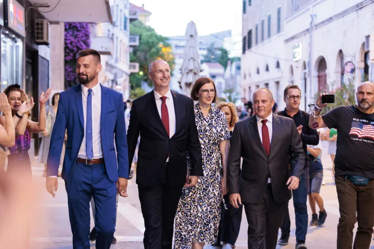 Pogledajte atmosferu u Puljkovom stožeru: Novi/stari gradonačelnik proslavio sa suprugom i kolegama