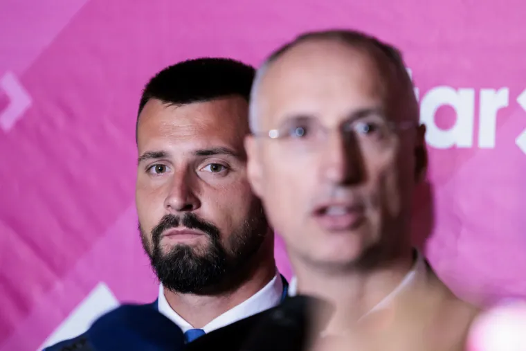 Pogledajte atmosferu u Puljkovom stožeru: Novi/stari gradonačelnik proslavio sa suprugom i kolegama