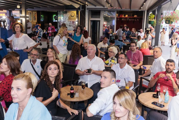 Pogledajte atmosferu u Puljkovom stožeru: Novi/stari gradonačelnik proslavio sa suprugom i kolegama