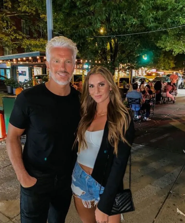 Par se zaručio u veljači, a Emily je nakon zaruka napisala u svojoj objavi: "Sinoć sam rekla DA ljubavi svog života, mom najboljem prijatelju i nekome koga sada mogu zvati ZARUČNIK. Hvala ti za najbolji dan u mom životu. Osjećam se tako voljeno. Da, da, da, opet i opet."