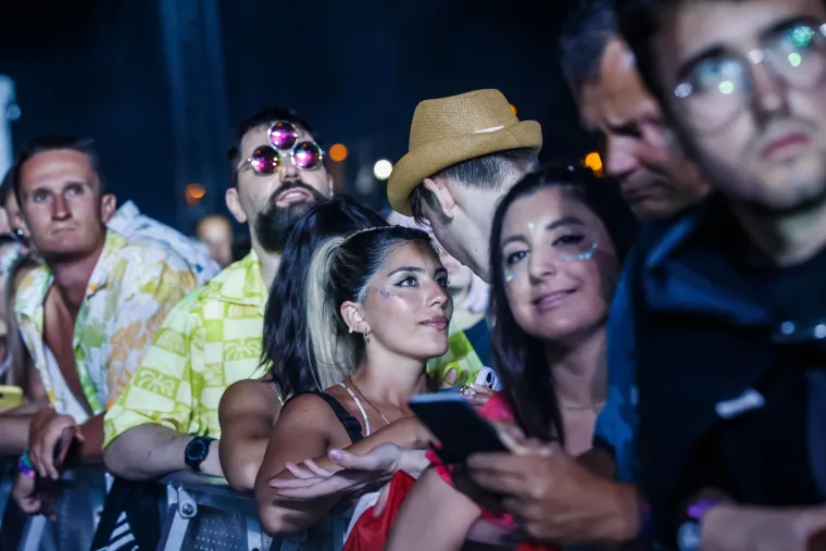 Partijaneri ispratili Ultru sa stilom: Seksi curke plesale u tangama, a za osvježenje se pobrinuli - svećenici