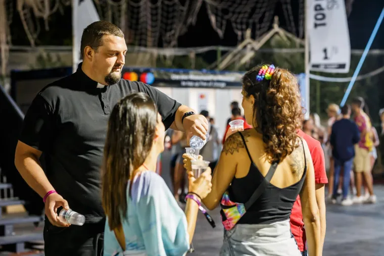 Partijaneri ispratili Ultru sa stilom: Seksi curke plesale u tangama, a za osvježenje se pobrinuli - svećenici