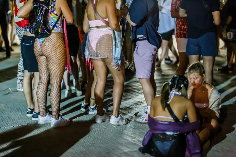 Partijaneri ispratili Ultru sa stilom: Seksi curke plesale u tangama, a za osvježenje se pobrinuli - svećenici