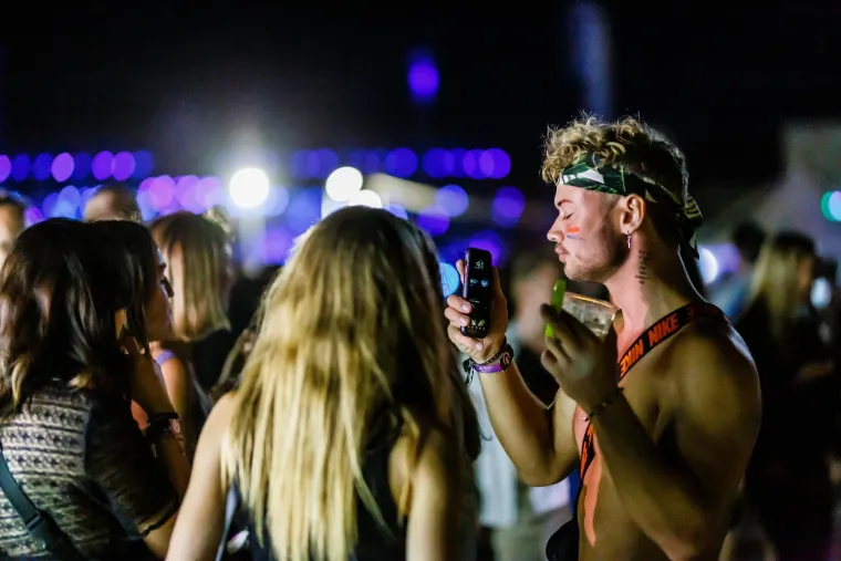Partijaneri ispratili Ultru sa stilom: Seksi curke plesale u tangama, a za osvježenje se pobrinuli - svećenici