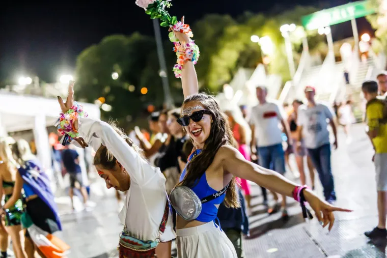 Partijaneri ispratili Ultru sa stilom: Seksi curke plesale u tangama, a za osvježenje se pobrinuli - svećenici