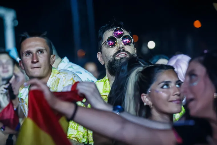 Partijaneri ispratili Ultru sa stilom: Seksi curke plesale u tangama, a za osvježenje se pobrinuli - svećenici