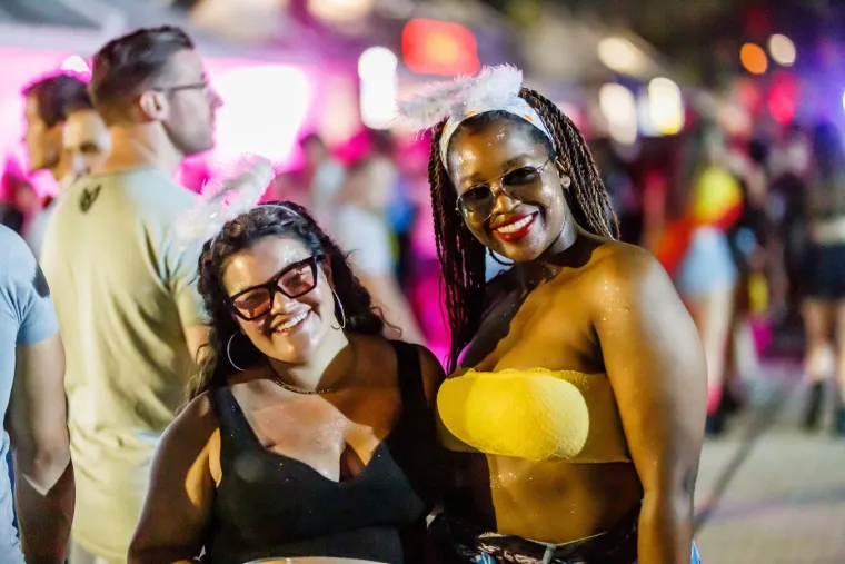 Partijaneri ispratili Ultru sa stilom: Seksi curke plesale u tangama, a za osvježenje se pobrinuli - svećenici