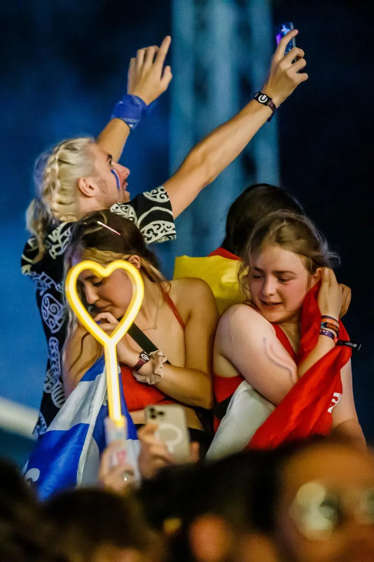 Partijaneri ispratili Ultru sa stilom: Seksi curke plesale u tangama, a za osvježenje se pobrinuli - svećenici