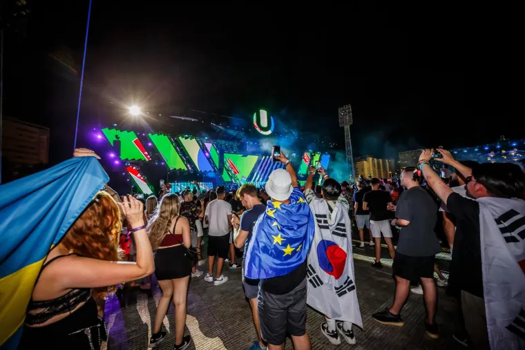 Partijaneri ispratili Ultru sa stilom: Seksi curke plesale u tangama, a za osvježenje se pobrinuli - svećenici