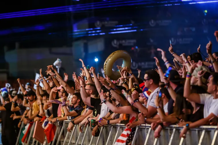 Partijaneri ispratili Ultru sa stilom: Seksi curke plesale u tangama, a za osvježenje se pobrinuli - svećenici