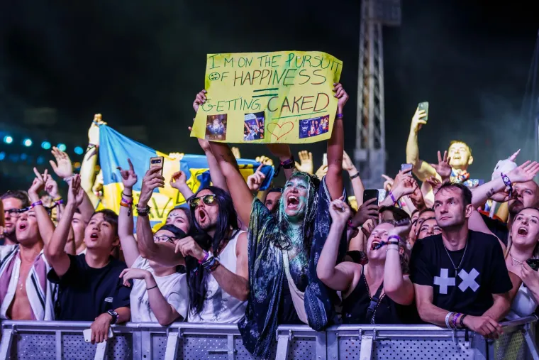 Partijaneri ispratili Ultru sa stilom: Seksi curke plesale u tangama, a za osvježenje se pobrinuli - svećenici