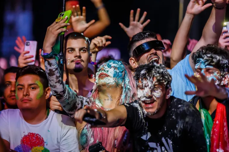 Partijaneri ispratili Ultru sa stilom: Seksi curke plesale u tangama, a za osvježenje se pobrinuli - svećenici