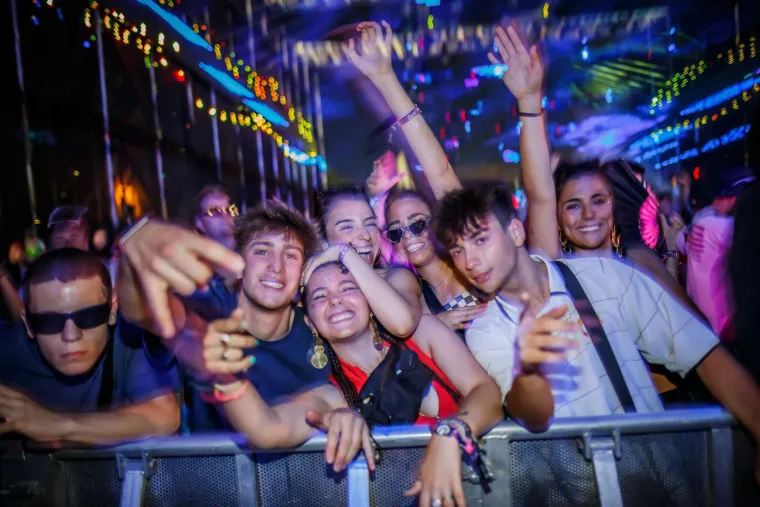 Partijaneri ispratili Ultru sa stilom: Seksi curke plesale u tangama, a za osvježenje se pobrinuli - svećenici