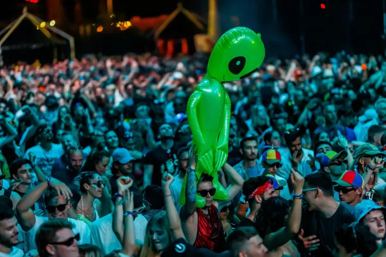 Partijaneri ispratili Ultru sa stilom: Seksi curke plesale u tangama, a za osvježenje se pobrinuli - svećenici