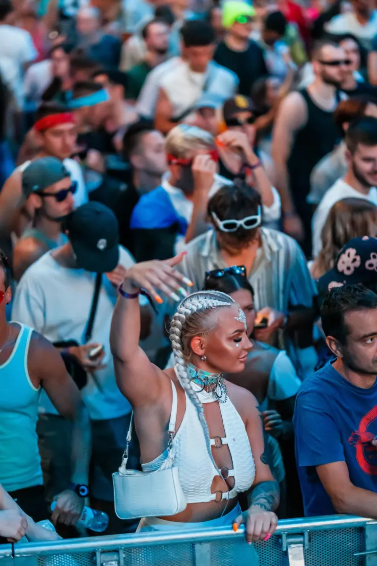 Partijaneri ispratili Ultru sa stilom: Seksi curke plesale u tangama, a za osvježenje se pobrinuli - svećenici