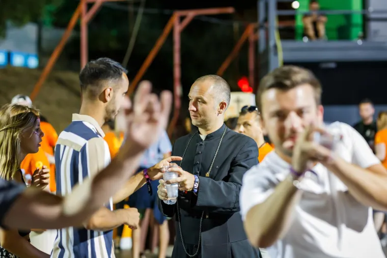 Partijaneri ispratili Ultru sa stilom: Seksi curke plesale u tangama, a za osvježenje se pobrinuli - svećenici