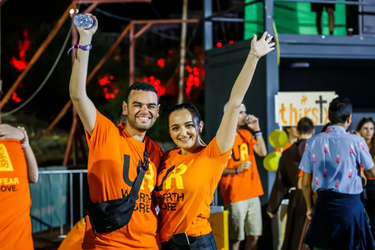 Partijaneri ispratili Ultru sa stilom: Seksi curke plesale u tangama, a za osvježenje se pobrinuli - svećenici