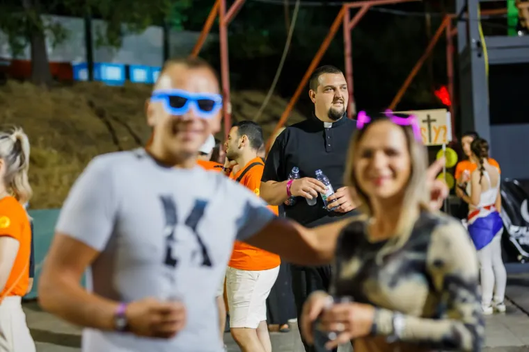 Partijaneri ispratili Ultru sa stilom: Seksi curke plesale u tangama, a za osvježenje se pobrinuli - svećenici