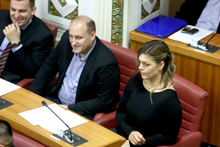 I Sandra Perković se našla u saborskim klupama. Tamo je bila kao predstavnica političke strane Milana Bandića, međutim, ona se, kao i neki drugi, nije dugo zadržala, jer je Vlada pala nakon manje od godinu dana.