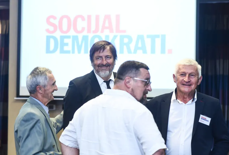 Biv&scaron;i vratar hrvatske rukometne reprezentacije Vlado &Scaron;ola u&scaron;ao je u politiku. Na&scaron; zlatni olimpijac je postao dijelom stranke Socijaldemokrata te je istaknuo kako će njegov angažman biti povezan s borbom za boljitak sporta. "Odlučio sam da ne mogu vi&scaron;e sjediti skr&scaron;tenih ruku nego da trebam djelovati, jer bez toga se ni&scaron;ta neće promijeniti", rekao je Vlado &Scaron;ola za 24 sata. Dodao je kako se vidi u nacionalnoj politici, a u tome će mu pomoći uvid iznutra koji je imao u hrvatski sport nakon godina rada i igranja u raznim klubovima.