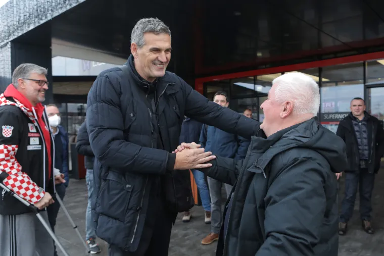 Franjo Arapović bio je član legendarne momčadi Hrvatske na Olimpijskim igrama 1992. godine te za svoju ko&scaron;arka&scaron;ku karijeru može reći da je bila vrlo uspje&scaron;na. Nositelj je srebra iz Barcelone, a uz to je osvojio i Euroligu s Cibonom dva puta. Osvojio je srebro i u Seulu kao član reprezentacije Jugoslavije.  Igrao je za čak tri biv&scaron;a prvaka Europe - Cibonu, Split i litavski Žalgiris. U hrvatskoj kolektivnoj svijesti je ostao zabilježen po epskom zakucavanju za vodstvo u finalu OI protiv Dream Teama kojim su na&scaron;i reprezentativci pre&scaron;li u vodstvo. Arapović je u&scaron;ao i u političku povijest kao najvi&scaron;i član Hrvatskog sabora (215 cm) u čijem je radu sudjelovao od 2003. do 2008. godine kao član HDZ-a. 