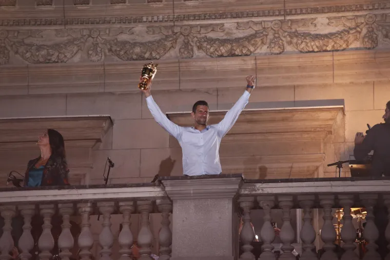 Đoković se vratio u Beograd, dočekale ga tisuće navijača: 'Puno srpskih trobojki, puno djece i mladih. Puno mi je srce....'