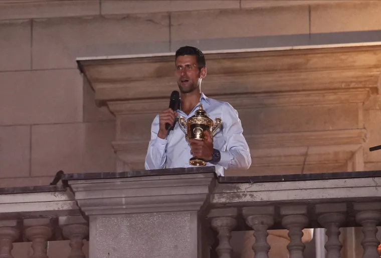 Đoković se vratio u Beograd, dočekale ga tisuće navijača: 'Puno srpskih trobojki, puno djece i mladih. Puno mi je srce....'