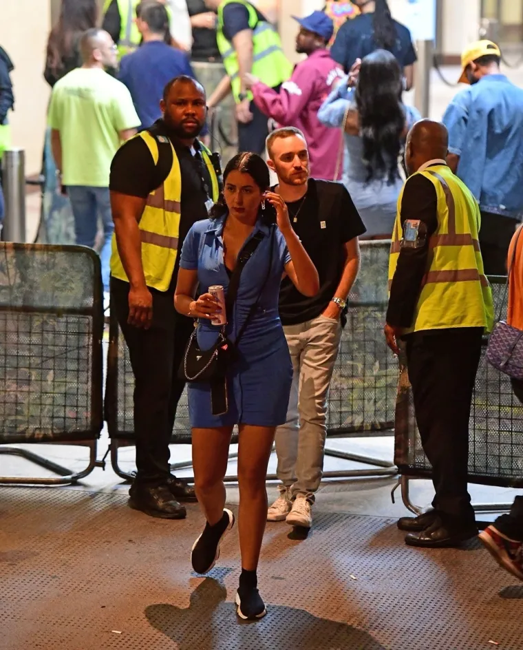Paparazzi snimili trenutak kad su Nick Kyrgios i njegova zapanjujuća djevojka izlazili iz kluba u 3 ujutro, hrpa ljudi je bila s njima