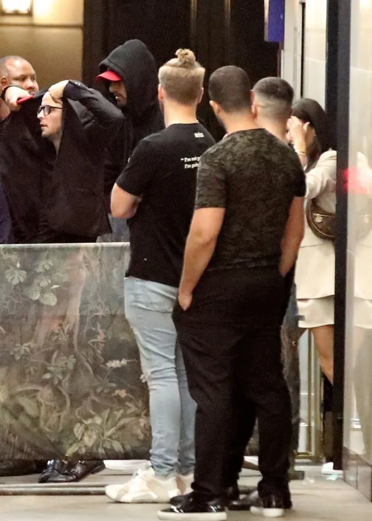 Paparazzi snimili trenutak kad su Nick Kyrgios i njegova zapanjujuća djevojka izlazili iz kluba u 3 ujutro, hrpa ljudi je bila s njima