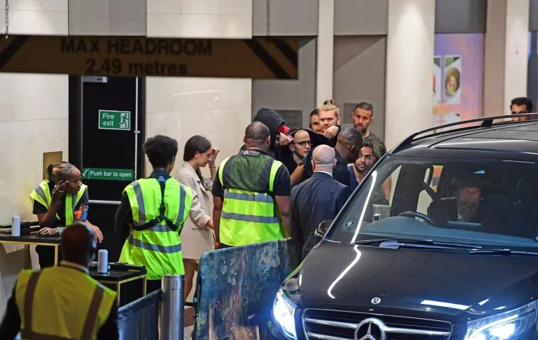 Paparazzi snimili trenutak kad su Nick Kyrgios i njegova zapanjujuća djevojka izlazili iz kluba u 3 ujutro, hrpa ljudi je bila s njima