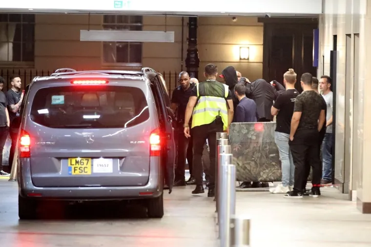 Paparazzi snimili trenutak kad su Nick Kyrgios i njegova zapanjujuća djevojka izlazili iz kluba u 3 ujutro, hrpa ljudi je bila s njima