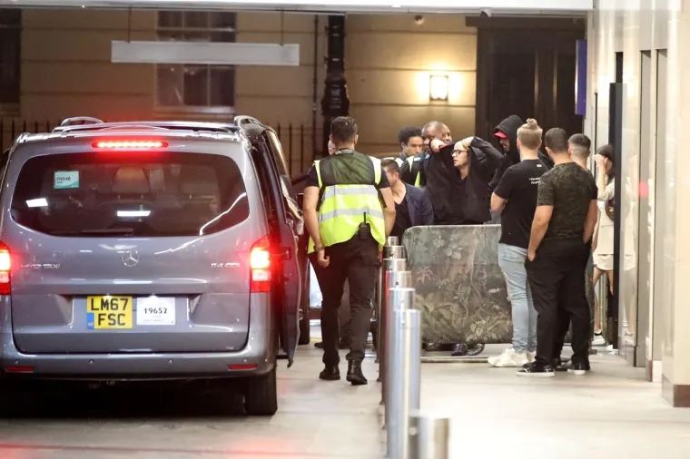 Paparazzi snimili trenutak kad su Nick Kyrgios i njegova zapanjujuća djevojka izlazili iz kluba u 3 ujutro, hrpa ljudi je bila s njima