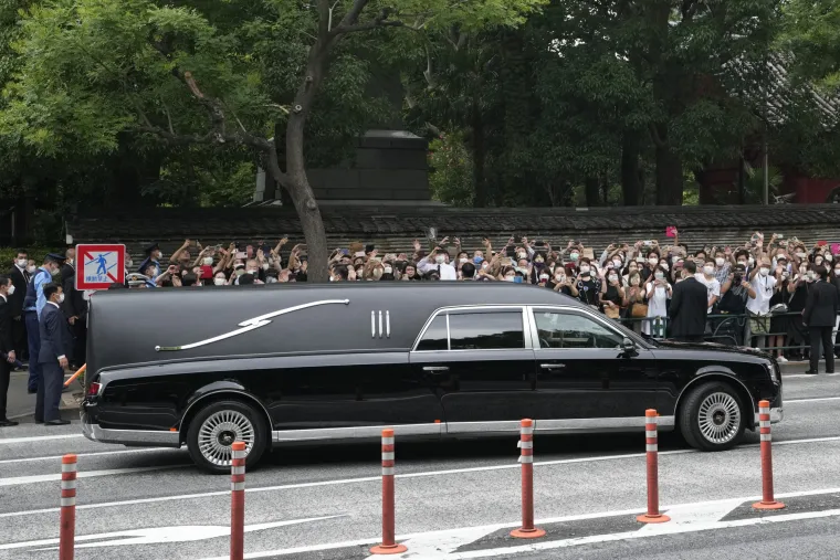 Tuga i suze na ulicama Japana: Tisuće oplakuju biv&scaron;eg premijera čije je ubojstvo užasnulo svijet