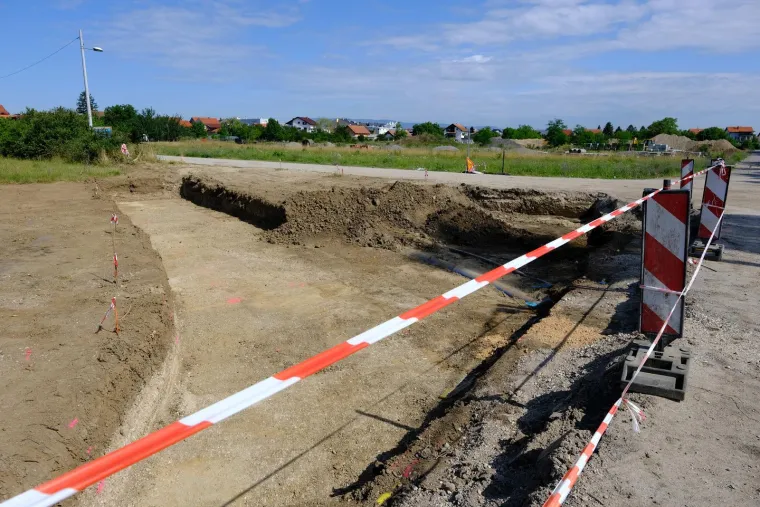 &quot;Na mjesto događaja pristupili su djelatnici Protueksplozijske jedinice Zagreb koji su cjelokupnu bombu odnijeli te će ona biti naknadno uništena. Radi se o bombi-projektilu koja na sebi nije imala ugrađen upaljač, a zaostala je iz Drugog svjetskog rata, s obzirom na to da se tu nekada nalazio navodno manji aerodrom, odnosno uzletno-sletna pista&quot;, poručuju iz PP Velika Gorica.