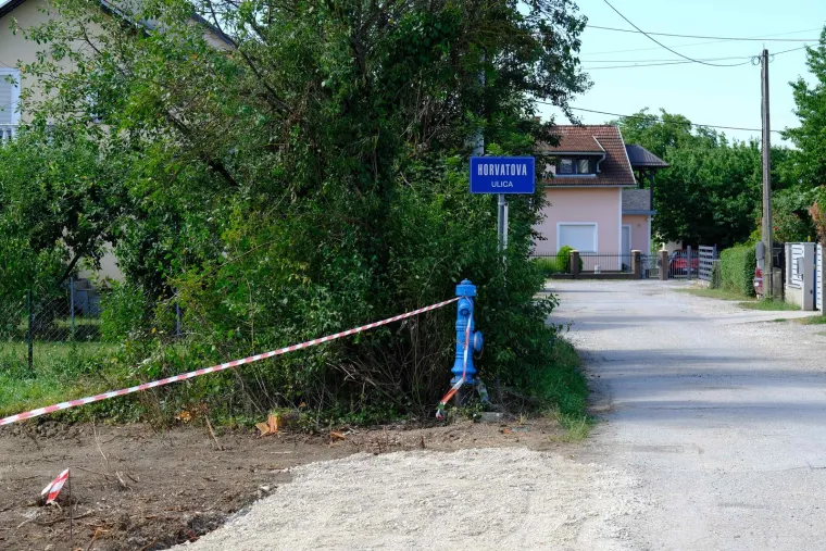 Radnici u Velikoj Gorici kopali cestu pa naišli na dva projektila: Policija utvrdila i koliko dugo stoje tamo