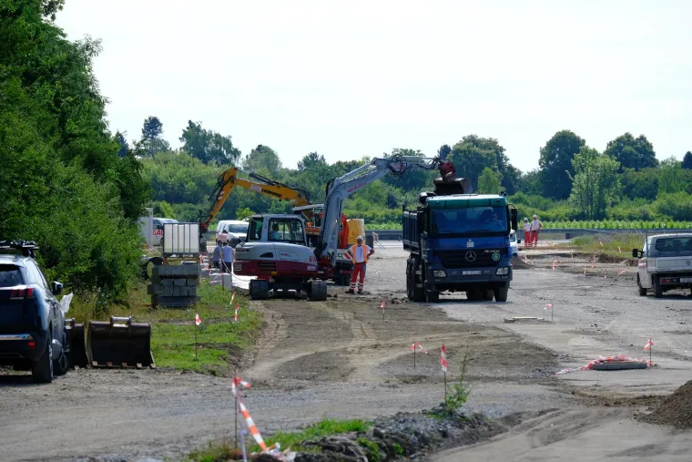 Radnici u Velikoj Gorici kopali cestu pa naišli na dva projektila: Policija utvrdila i koliko dugo stoje tamo