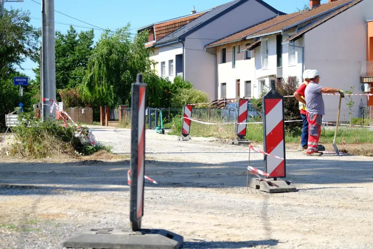 Radnici u Velikoj Gorici kopali cestu pa naišli na dva projektila: Policija utvrdila i koliko dugo stoje tamo