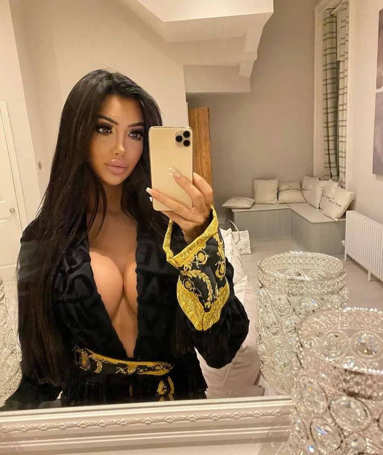 Naime,Chloe je bila popularna reality zvijezda u Velikoj Britaniji, no taj je život napustila kako bi se prekvalificirala u estetsku medicinsku sestru. &quot;Chloe se jako dobro snašla tijekom godina i vrlo je uspješan model, ali želi biti obučena za nešto&quot;, rekao je izvor za The Sun te otkrio da se starleta posvetila iznajmljivanju nekretnina.