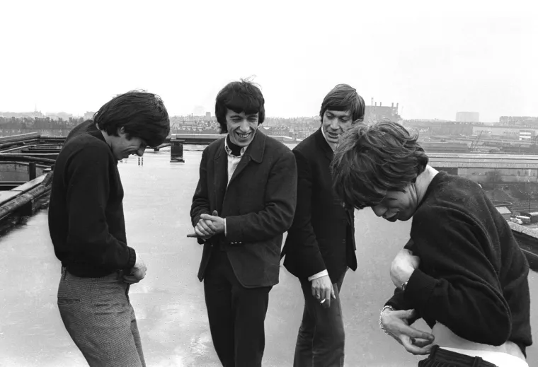 Iako su se Jagger i Richards poznavali još 1950. godine, kada su imali samo 7 godina, nisu imali previše zajedničkog kontakta. Sve do sudbonosnog susreta u listopadu, 1961. godine na peronu željezničke stanice Dartford. Jagger je toga dana išao za London noseći dvije LP ploče – &quot;Rockin&apos; at the Hops&quot;, Chucka Berryja i &quot;The Best of Muddy Watters&quot;. Kada je Richards ugledao te ploče, nije mu mogao ne pristupiti. Prišao mu je i upitao ga: &quot;Gdje li si to nabavio, kvragu?&quot;. Tako je započeo razgovor nakon kojeg više ništa neće biti isto. Uskoro su njih dvojica počela svirati u skupini koju su nazvali &quot;Little Boy Blue and the Blue Boys&quot;, no obojica su željela više. Srećom, u klubu Ealing Club upoznali su gitarista Briana Jonesa. Uz njega su upoznali i klavijaturistu Iana Stewarta koji im se odlučio pridružiti. I to su, u stvari, temelji budućih The Rolling Stonesa.