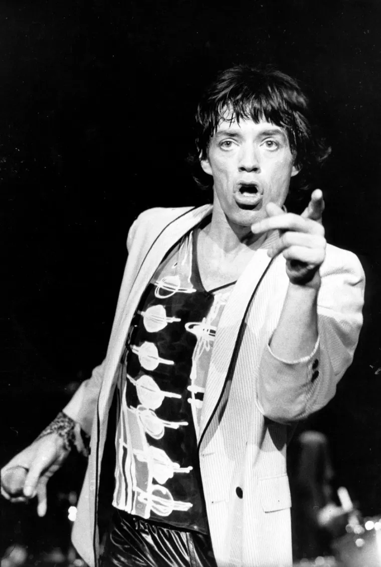 Njihov prvi profesionalni ugovor s diskografskom kućom Decca potpisao je Dick Rowe, kojeg često zovu i &quot;najvećim promašajem rock glazbe&quot;.  Kada su Beatlesi došli potpisati ugovor s Roweom, on ih je mrtav hladan odbio, rekavši kako je &quot;s gitarističkim sastavima gotovo&quot;.  Uvidjevši vlastitu grešku, nije puno razmišljao kada su se ispred njega pojavili Stonesi.